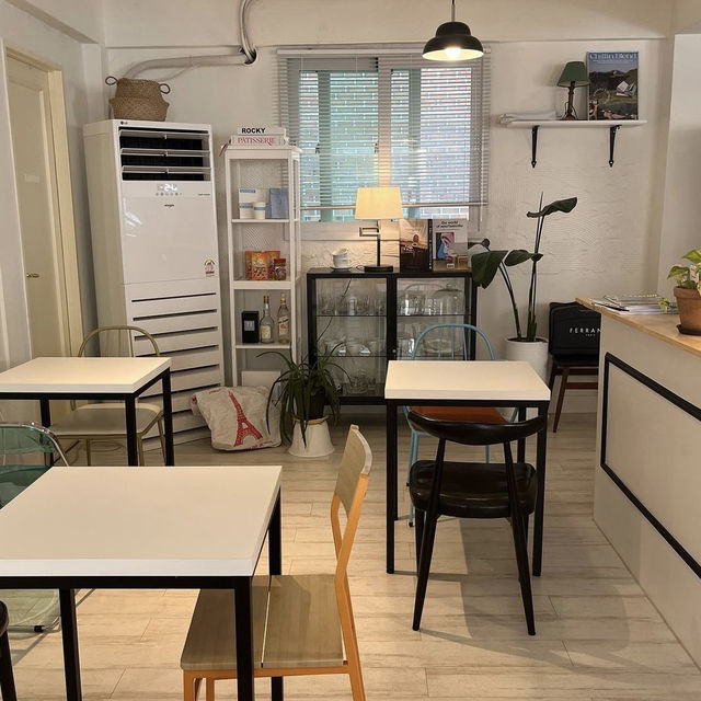【韓国】水色のお皿と店内の雰囲気が可愛すぎるカフェ🩵