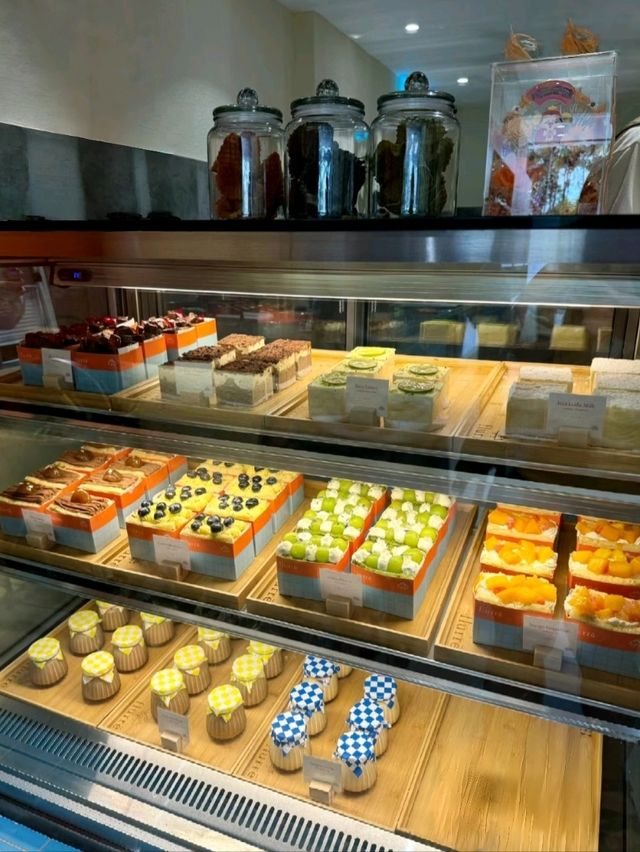 A Sweet Holiday Celebration at Flurrē"