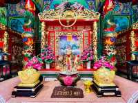 กราบขอพรเจ้าแม่กวนอิมไม้หอม อายุกว่า 200 ปี 