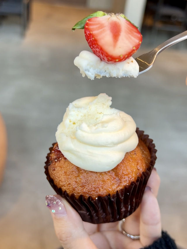 Seasonal strawberry muffin🍓