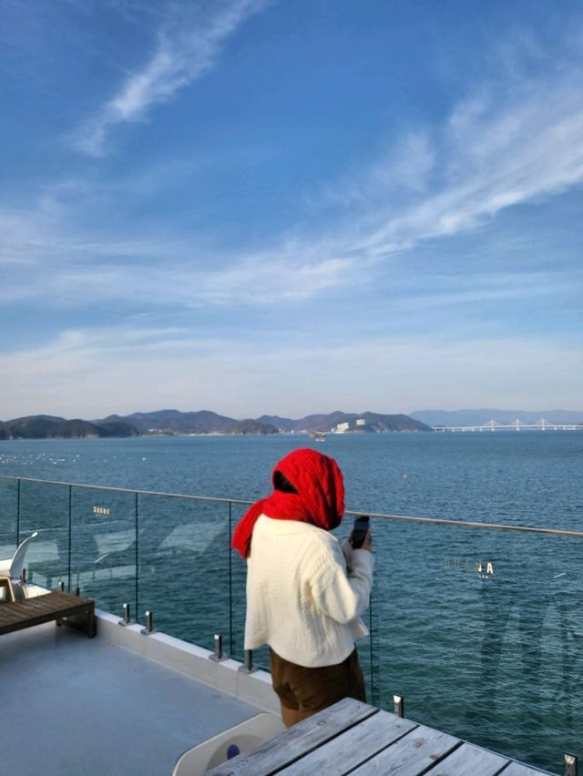통창밖 역대급 오션뷰가 펼쳐지는 거제카페