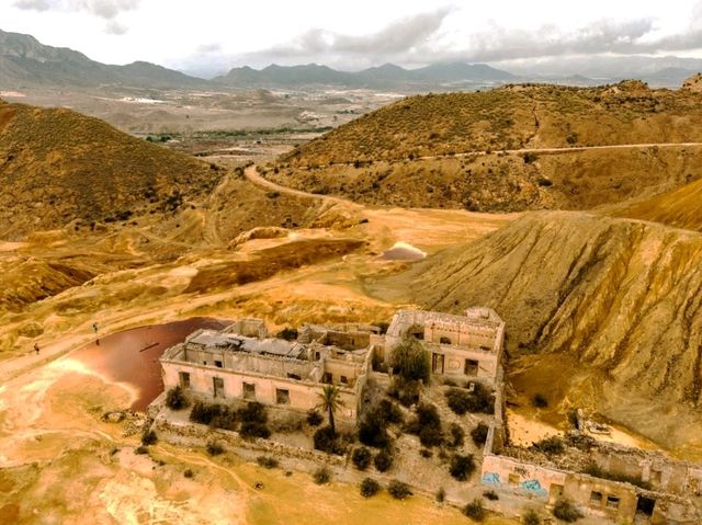 馬薩龍礦區 (Mazarrón Mines) 是徒步旅行、騎自行車、無人機和攝影的絕佳之地