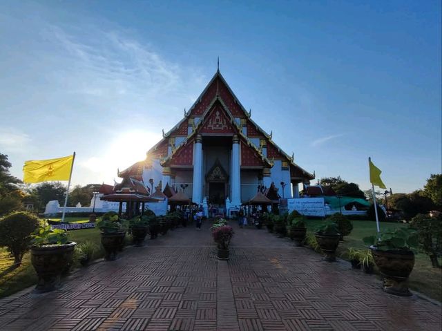 สักการะพระมงคลบพิตร พระพุทธรูปเก่าแก่กรุงศรีอยุธยา