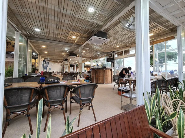 “ซีฟู้ดคลับบางแสน” ร้านสวยริมทะเลบางแสน