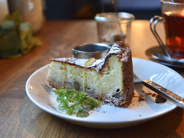 Delicious Baked Cheesecake at Cafe Hakuta