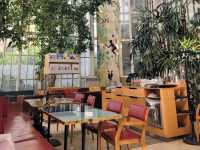 在美麗的城堡花園溫室用餐：Brasserie Palmenhaus Wien