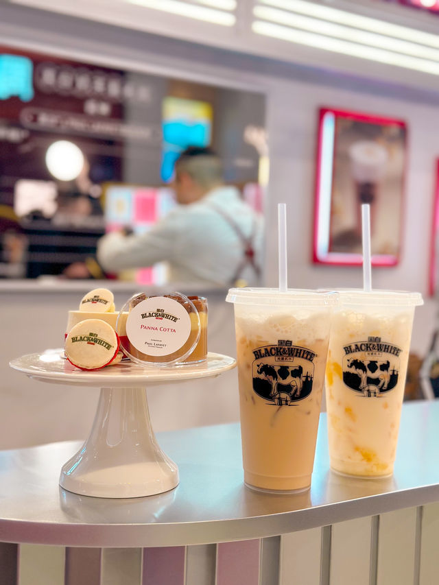 奶茶控點可以唔嚟打卡？ 勁大杯奶茶勁得意呀！😍 大家快啲嚟打卡啦！  平時好鍾意聞熱奶茶嘅香味 身邊都好多朋友是奶茶控 會突然好想飲返杯奶茶，提一提神🤭  K11 Art Mall 嘅黑白®️奶茶