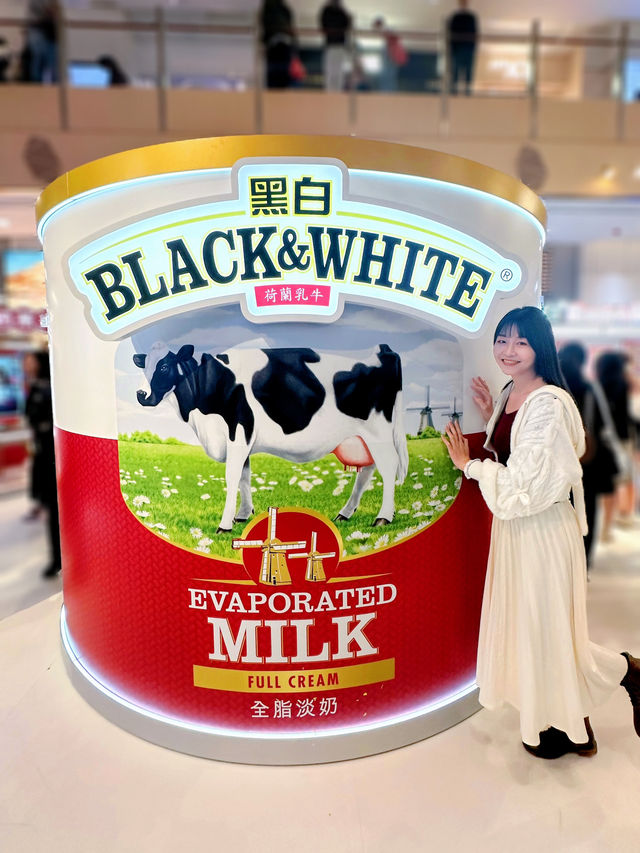 奶茶控點可以唔嚟打卡？ 勁大杯奶茶勁得意呀！😍 大家快啲嚟打卡啦！  平時好鍾意聞熱奶茶嘅香味 身邊都好多朋友是奶茶控 會突然好想飲返杯奶茶，提一提神🤭  K11 Art Mall 嘅黑白®️奶茶