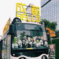 🇨🇳:成都 ビルをよじ登るパンダに驚き！写真必須のショッピング天国🐼🏢