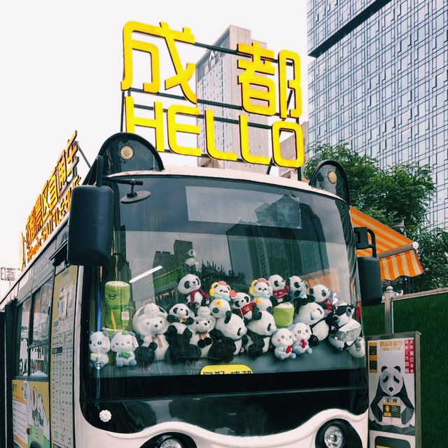 🇨🇳:成都 ビルをよじ登るパンダに驚き！写真必須のショッピング天国🐼🏢