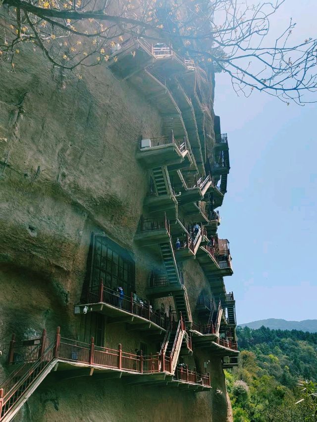 中國甘肅天水著名旅遊景點麥積山石窟旅行攻略，適合打卡拍照📸