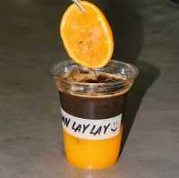 Moon Laylay เป็นคาเฟ่และบาร์สุดชิค