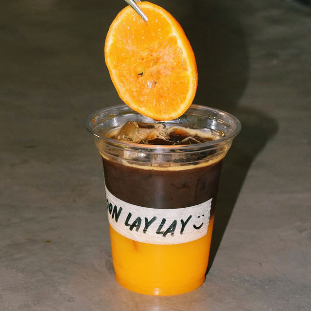 Moon Laylay เป็นคาเฟ่และบาร์สุดชิค