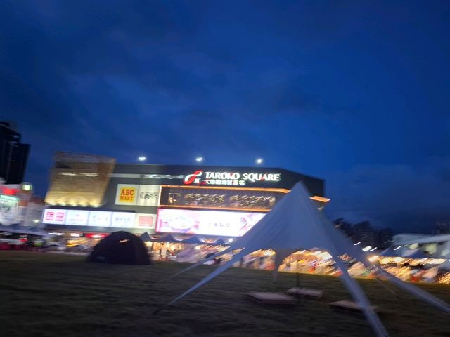 白天可以逛書店買選物，晚上直接走到旁邊公園來場 野餐＋戶外電影！