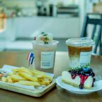 บ้านนากาแฟ คาเฟ่ & Camp ท่ามกลางทุ่งนาบ้านโป่ง