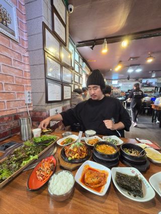 A 24-hour Korean wrap restaurant, known as one of the top 3 must-visit eateries in Asan.