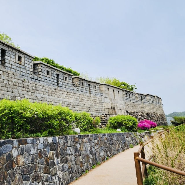 A Charming Stroll Along Naksan Fortress Wall Trail near Heunginjimun Park