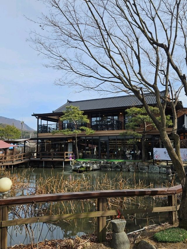 가평 감성카페 오롯이꽃연못 정원 바라보며 즐기는 꽃차와 디저트 맛집