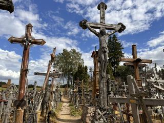 Kryžių kalnas｜A Hill of Crosses Laden with Prayer and Memory