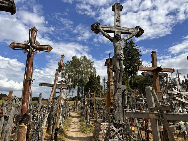 【Kryžių kalnas｜祈りと記憶が積み重なる、十字架の丘】 静かな風景に宿る、歴史と信仰の深さ