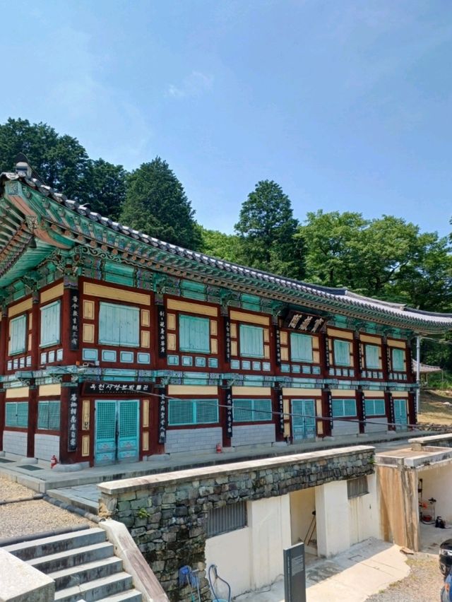 숲길 끝에 고즈넉이 자리한 절집🌿