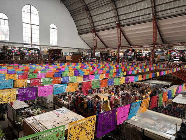 【イダルゴ市場｜100年超の鉄骨ドームと地元の食文化が息づくアートマーケット】