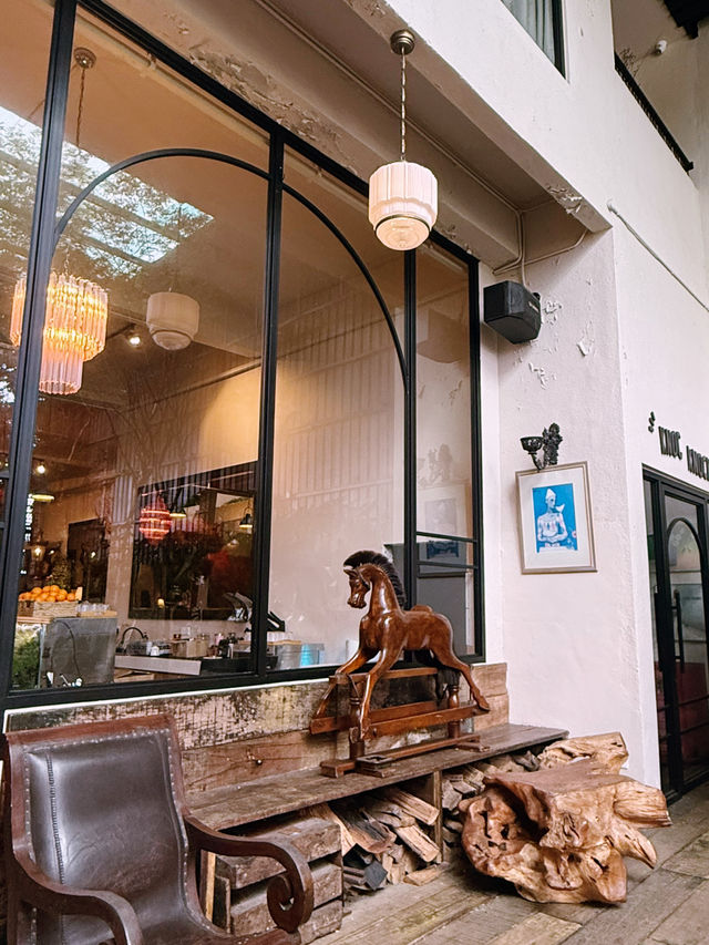 Gourmet in a Container vibe – Knock Knock Café Hits Different”