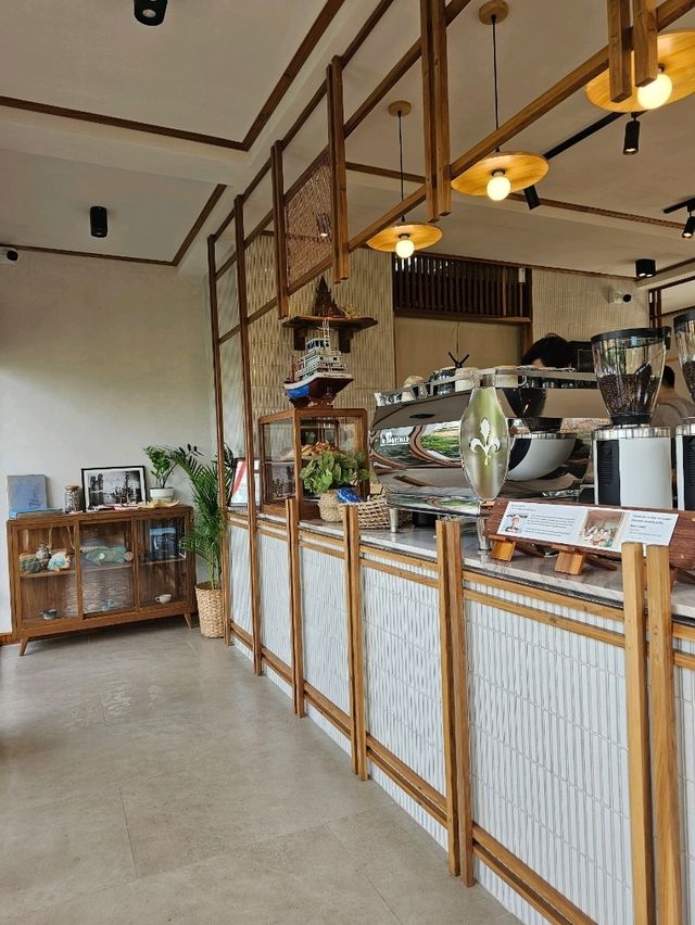 Hitch & Round Cafe and Space | ปราณบุรี