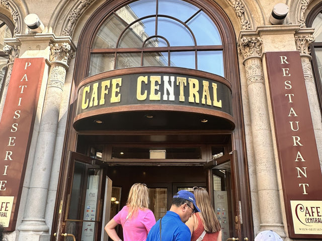 在擁有帝國風格的奧地利維也納中央咖啡館（Café Central）喝下午茶☕️