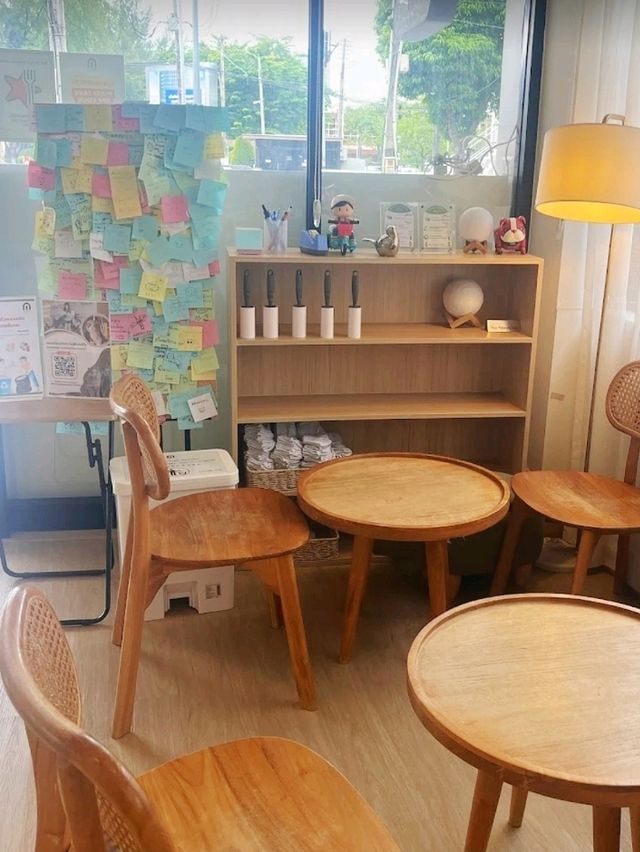 Mali Cat Cafe เป็นคาเฟ่แมวที่อยู่ตรงข้าม ม.บูรพา