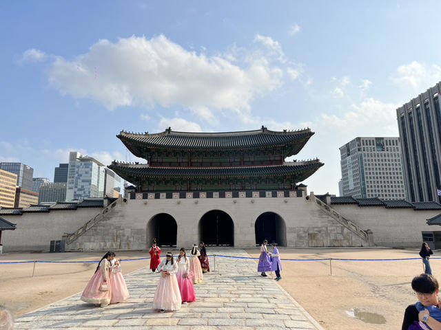 首爾必拍行程全攻略｜景福宮穿韓服、Jennie香水牆、秘密野花園一日拍爆10張大片！ 