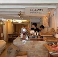 Breadroom Cafe • Sukhumvit 48, BKK 🛖🐕🥯🪞🛋️✨