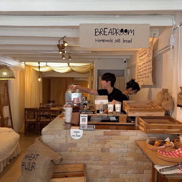Breadroom Cafe • Sukhumvit 48, BKK 🛖🐕🥯🪞🛋️✨