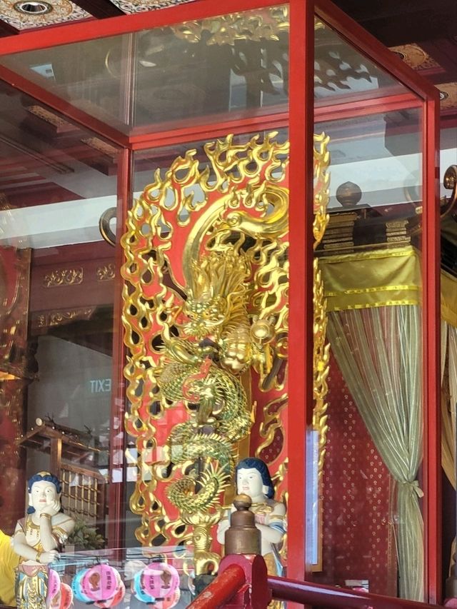 A Quiet Pause in the Heart of Chinatown Buddha Tooth Relic Temple