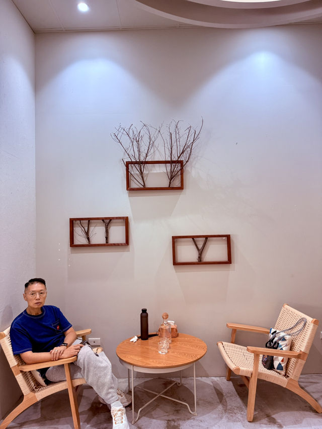 是一間咖啡廳，也是一間酒吧