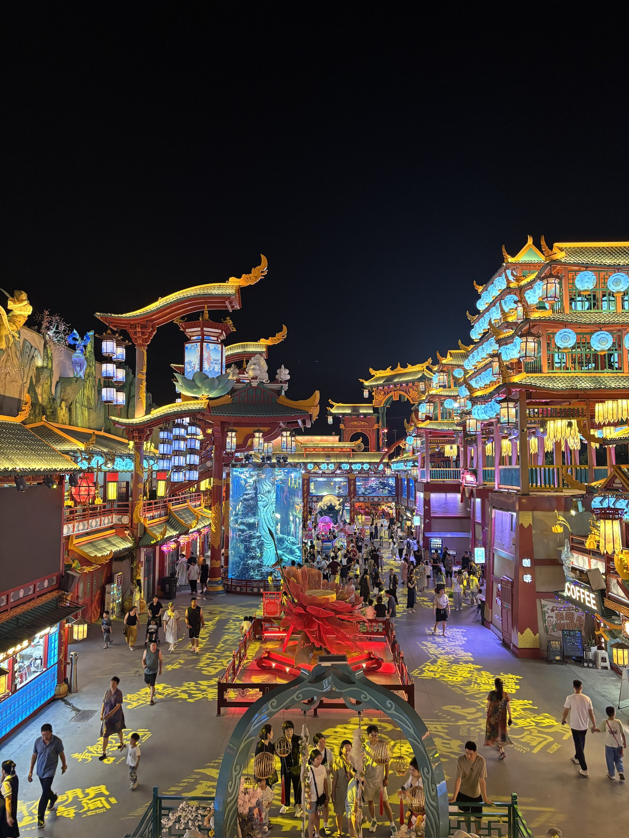 

⭐️地點：不夜城

🍯資訊：
✔️晚上去的話，可以看到非常華麗的夜景，非常漂亮🖤
✔️這裡也可以體驗當網紅，有各種不同的節目，很有趣✨
✔️從青島市區搭計程車過來大約需要 1 小時🔥
✔️這裡離機場很近，推薦在抵達當天順道來看看👍🏻