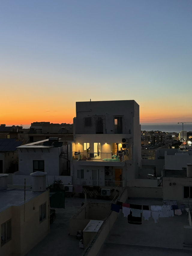 🌇 지붕 위 노을, 몰타의 발코니에서 바라본 황금빛 저녁 🌊