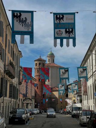 เดินเล่นท่ามกลางไวน์และถนนหินกรวดในเมืองอาสตี