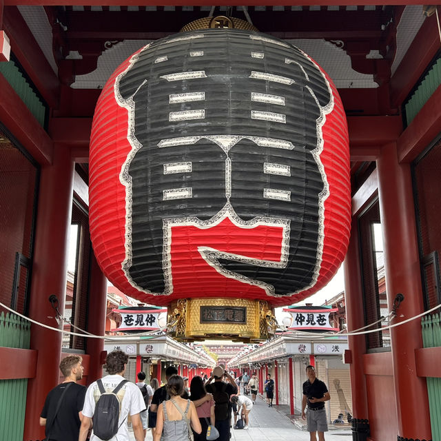 The Thunderous Welcome: Kaminarimon Gate at Sensō-ji 🎇