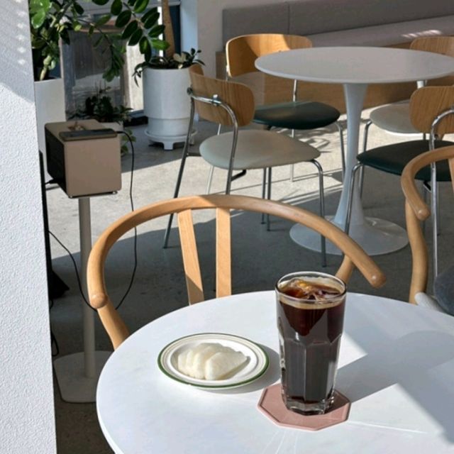감각적인 분위기와 여유를 즐길 수 있는 카페, 슈어띵☕