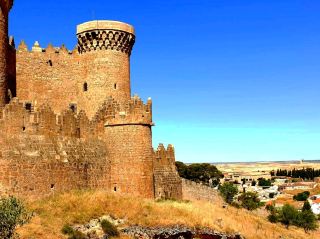 「唐吉訶德之路」的中心地帶，不僅是詩人路易斯·德·萊昂修士的出生地，還以其令人印象深刻的 15 世紀堡壘而聞名