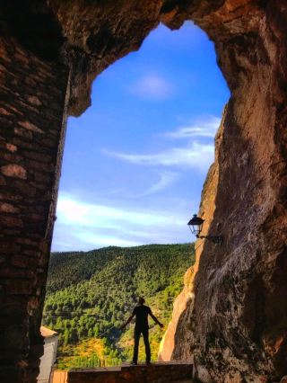 นี่คือซากปราสาทโบราณที่ตั้งอยู่บนยอดเขา มีทิวทัศน์สวยงาม ต้องใช้เวลาเดินขึ้นเขาเล็กน้อยจึงจะถึง เหมาะสำหรับนักท่องเที่ยวที่ชื่นชอบประวัติศาสตร์และทิวทัศน์ธรรมชาติ