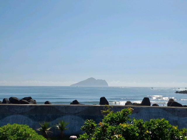 宜蘭的龜山島是太平洋上一顆天然的綠寶石，以其獨特的龜形輪廓而聞名