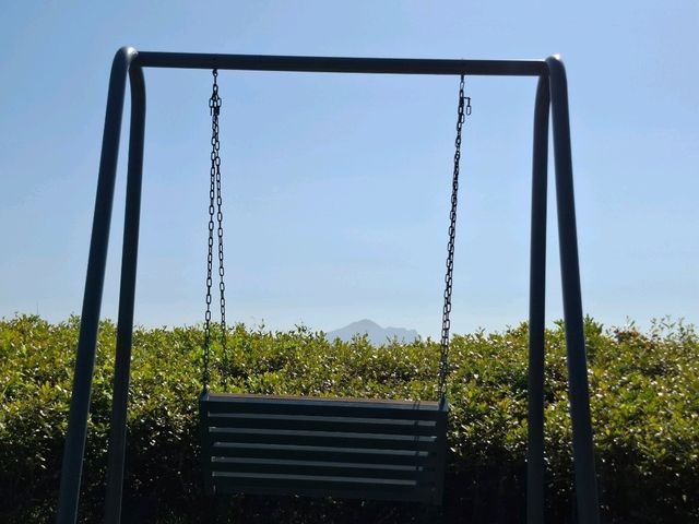 宜蘭的龜山島是太平洋上一顆天然的綠寶石，以其獨特的龜形輪廓而聞名