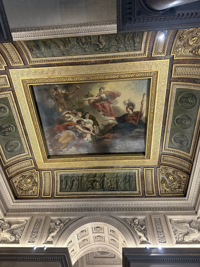 🖼️ Louvre Museum: A Timeless Treasure in the Heart of 