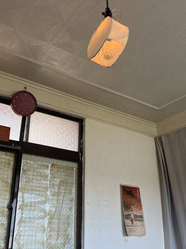 在鐵道邊安靜生活一個下午：工作室咖啡庭的慢步調美好