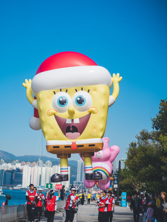 好得意呀！20個人氣角色空降西九🎈全港首個IP氣球巡遊！  今次安排得好順利，每隻IP公仔都有15個人係下面保持公仔平衡，就算有風都可以適時調節方向高低！有興趣嘅朋友起得Mark定12月28日嚟西九