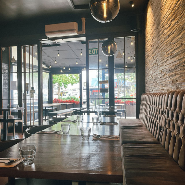 Mae Nam Khong Thai Restaurants: ร้านไทยอร่อยเริศ