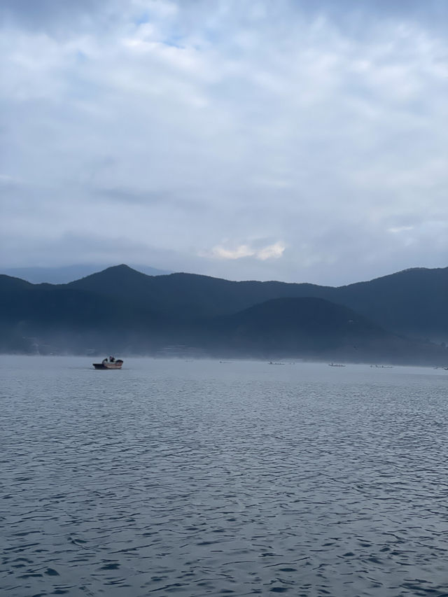 瀘沽湖晨霧|霧裡的湖光與水性楊花 瀘沽湖晨霧|霧裡的湖光與水性楊花