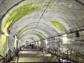 หากคุณคิดว่าตัวเองเป็น "ผู้หลงใหลในรถไฟ" หรือรักการผจญภัยบนภูเขา เมืองมินาคามิในจังหวัดกุนมะคือสถานที่ที่ควรค่าแก่การไปเยือนอย่างแน่นอน! ทริปนี้จะพาคุณไปยังสามสถานที่ผจญภัยที่คนไม่ค่อยรู้จัก ได้แก่ บ้านพักตากอากาศอันเงียบสงบ ทานิกาวะ ฮานาเระ สถานีใต้ดินลึกลับโดไอ และสถานีกระเช้าลอยฟ้าเทนจินไดระ พร้อมวิวทิวทัศน์อันงดงาม ทริปนี้เต็มไปด้วยทิวทัศน์ภูเขาที่สวยงามและทางเดินใต้ดินลึกล้ำที่จะทำให้คุณตั้งคำถามถึงการมีอยู่ของตัวเอง เหมาะสำหรับผู้ที่รักการสำรวจและไม่ต้องการเดินตามเส้นทางที่คนส่วนใหญ่นิยม

สถานที่แนะนำ

1) ทานิกาวะ ฮานาเระ
📍ที่อยู่: 1756 สึกิโยโนะ มินาคามิ เขตโทเนะ จังหวัดกุนมะ 379-1313 ตั้งอยู่เชิงเขาทานิกาวะ บ้านหลังเล็กๆ ที่เงียบสงบแห่งนี้เป็นอัญมณีที่ซ่อนอยู่ของเมืองมินาคามิ ที่นี่ไม่มีกลุ่มทัวร์ มีเพียงฤดูกาลที่แตกต่างกันบนภูเขาและความเงียบสงบที่เป็นส่วนตัว คุณสามารถเพลิดเพลินกับการจิบชาในลานบ้านด้านนอก พร้อมชมทิวทัศน์ของภูเขาที่ปกคลุมด้วยหิมะ เป็นที่พักผ่อนเย็นสบายแม้ในฤดูร้อน ล้อมรอบด้วยต้นไม้หลากหลายสายพันธุ์ ทิวทัศน์ที่เปลี่ยนแปลงไปตามสภาพอากาศ ชวนให้นึกถึงภาพยนตร์ชนบทของญี่ปุ่น เหมาะสำหรับผู้ที่ชื่นชอบการชื่นชมธรรมชาติอย่างเงียบๆ

2) สถานีโดไอ (สถานีรถไฟใต้ดินที่ลึกที่สุดในญี่ปุ่น)

📍ที่อยู่: RXJ6+2P, มินาคามิ, กุนมะ
สถานีแห่งนี้ลึกลับอย่างแท้จริง แม้แต่ผู้ที่ชื่นชอบรถไฟหลายคนอาจไม่รู้ว่ามีอยู่จริง คำเตือน: เมื่อมาถึง คุณจะต้องลงบันไดที่ยาวและลึกมาก ผู้โดยสารที่ถือสัมภาระหรือไม่มีกำลังกายมากพออาจสงสัยว่าตัวเองกำลังอาศัยอยู่ใต้ดินหรือไม่ บรรยากาศให้ความรู้สึกเหมือนซากปรักหักพังที่ถูกทิ้งร้าง (แต่จริงๆ แล้วยังคงใช้งานอยู่) หากคุณต้องการเก็บภาพฉากรถไฟที่ไม่เหมือนใคร หรือช่วงเวลาที่อบอุ่นหัวใจ เช่น เด็กๆ สวมหมวกรถไฟ สถานีแห่งนี้จะให้ภาพถ่ายที่ยอดเยี่ยมอย่างแน่นอน! แสงและเงาที่เปลี่ยนแปลงไปตามบันไดและทางเดินนั้นน่าสนใจมาก ทำให้เป็นการผจญภัยในเมืองขนาดเล็ก

เคล็ดลับ: สถานีนี้ไม่ค่อยมีคนแนะนำในข้อมูลการท่องเที่ยวออนไลน์ แต่จริงๆ แล้วเป็นอัญมณีที่ซ่อนอยู่ของจังหวัดกุนมะ ควรเตรียมน้ำหรือเครื่องดื่มชูกำลังไปด้วย เพราะการขึ้นบันไดนั้นเหนื่อยมาก! 😆

3) สถานีกระเช้าลอยฟ้าเทนจินไดระ

📍ที่อยู่: ยูบิโซะ มินาคามิ เขตโทเนะ จังหวัดกุนมะ 379-1728
เวลาเปิดทำการ: 08:00–17:00 ตลอดทั้งปี (จันทร์-ศุกร์); 07:00–17:00 (เสาร์-อาทิตย์)

ถ้าคุณชอบนั่งกระเช้าลอยฟ้า สถานีนี้ห้ามพลาด! เมื่อขึ้นจากเชิงเขาทานิกาวะสู่ท้องฟ้า คุณจะได้ชมทิวทัศน์แบบพาโนรามาของภูเขาและป่าไม้ในเมืองมินาคามิในวันที่อากาศแจ่มใส ส่วนในวันที่เมฆมากหรือฝนตก หมอกและเงาจะสร้างบรรยากาศที่แปลกใหม่ น่าผจญภัย และเหมือนอยู่ในเทพนิยาย หลังจากถึงสถานีแล้ว คุณสามารถทำกิจกรรมต่างๆ ได้ เช่น เดินป่า ทัศนศึกษาสำหรับเด็ก และถ่ายรูป บริการอาหารมีจำกัด ดังนั้นจึงแนะนำให้เตรียมอาหารว่างเบาๆ มาเอง

เคล็ดลับการเดินทาง: บริเวณมินาคามิมีทิวทัศน์ธรรมชาติที่สวยงามมากมาย แต่บางครั้งอาจชื้นและหนาวเย็น ดังนั้นควรเตรียมอุปกรณ์กันฝนและเสื้อแจ็คเก็ตที่อบอุ่น หากเดินทางกับครอบครัวหรือเด็ก แนะนำให้เลือกเส้นทางเดินที่ไม่ยากนัก หากวางแผนที่จะขึ้นบันไดที่สถานีโดไอ โปรดประเมินสภาพร่างกายของคุณอย่างรอบคอบและเตรียมสัมภาระให้เบาที่สุดเท่าที่จะเป็นไปได้ ตัวเลือกในการรับประทานอาหารในบริเวณนั้นมีจำกัด ดังนั้นควรเตรียมอาหารกลางวันมาเองหรือจัดหาเอง คุณสามารถลองชิมขนมหวานทำมือของท้องถิ่นได้ที่ร้านกาแฟแบบเรียบง่ายใกล้กับทานิกาวะ ฮานาเระ สำหรับการเดินทาง โดยทั่วไปคุณจะเดินทางไปยังเมืองมินาคามิโดยรถไฟ JR และรถบัส ผู้ที่ชื่นชอบรถไฟควรตรวจสอบตารางเวลาของสถานีโดไอ เนื่องจากรถไฟมีไม่บ่อยนัก

การท่องเที่ยวเชิงลึกไม่ได้หมายถึงแค่การไปเยือนสถานที่ท่องเที่ยวเท่านั้น แต่ยังเกี่ยวกับการค้นพบ "จุดหมายปลายทางการท่องเที่ยวลึกลับ" ที่คุณจะพบเจอได้ก็ต่อเมื่อสำรวจด้วยการเดินเท้าเท่านั้น ในภูเขาของจังหวัดกุนมะ บางทีจุดหมายต่อไปของคุณอาจเป็นความทรงจำลับๆ ก็ได้!

#ทัวร์มินาคามิ #สถานที่ต้องไปเยือนสำหรับแฟนรถไฟ #ท่องเที่ยวญี่ปุ่นเชิงลึก #ดาเกะทานิกาวะ #ทริปธรรมชาติสำหรับครอบครัว